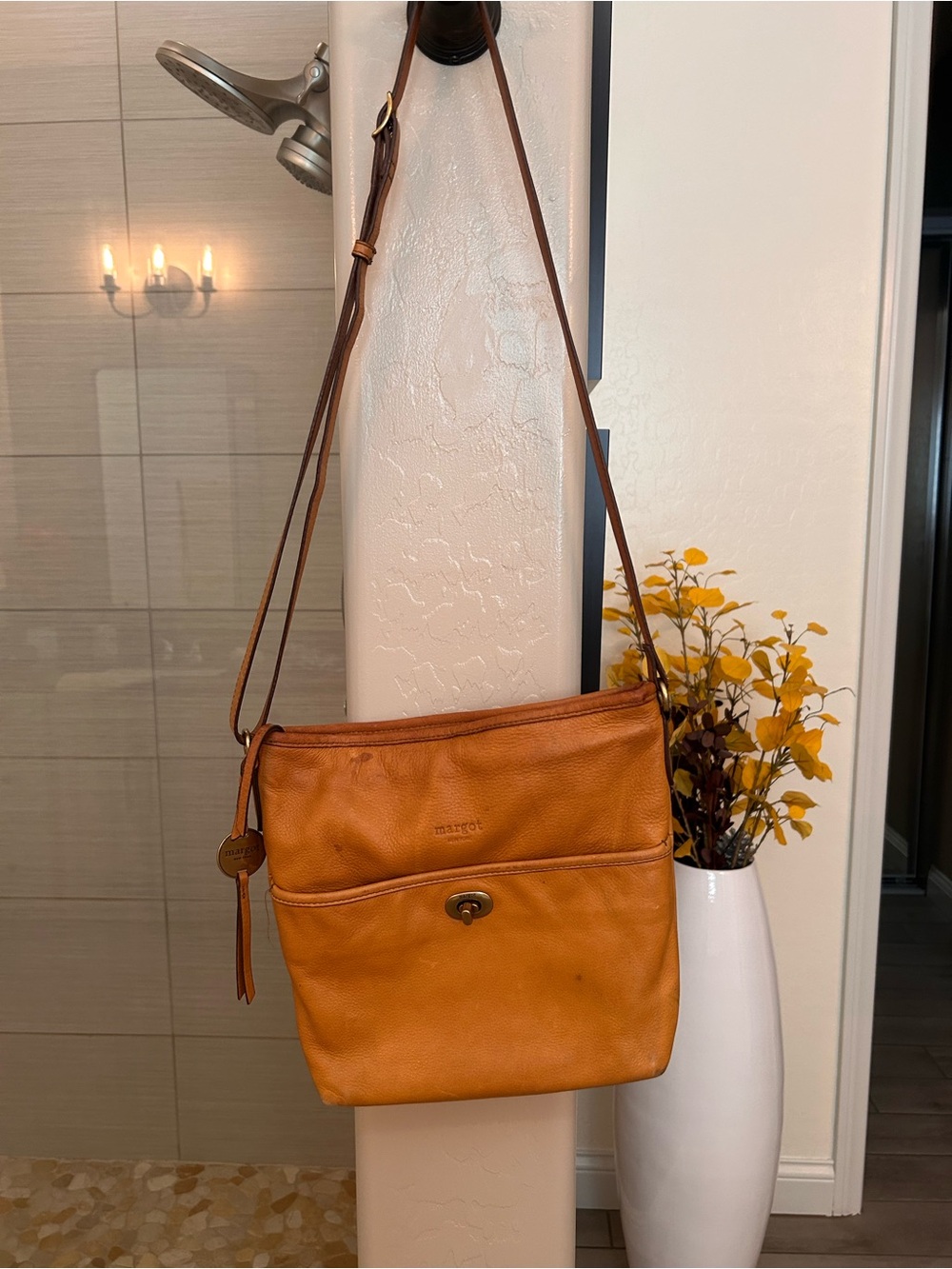 Leather Crossbody Bag in Warm Tan – Classic Everyday Style
